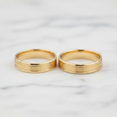 Par de Alianças com Friso Central Ouro 18K